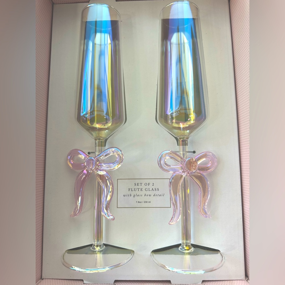 Cupcakes & Cashmere Bow Tie Glass Flutes / New in box
